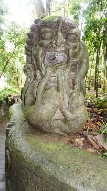 Hindu tapınakları yakınlarındaki Ubud Maymun Ormanı 'nda heykel Padangtegal, Ubud, Bali, Endonezya