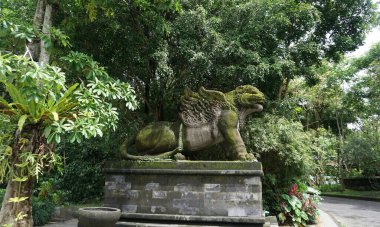 Hindu tapınakları yakınlarındaki Ubud Maymun Ormanı 'nda heykel Padangtegal, Ubud, Bali, Endonezya