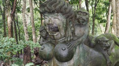 Hindu tapınakları yakınlarındaki Ubud Maymun Ormanı 'nda heykel Padangtegal, Ubud, Bali, Endonezya