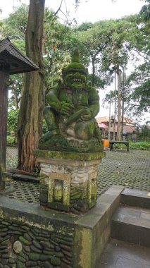 Hindu tapınakları yakınlarındaki Ubud Maymun Ormanı 'nda heykel Padangtegal, Ubud, Bali, Endonezya