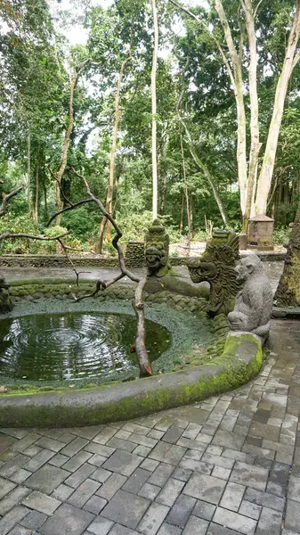 Hindu tapınakları yakınlarındaki Ubud Maymun Ormanı 'nda heykel Padangtegal, Ubud, Bali, Endonezya