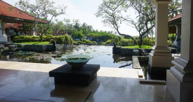 Nusa Dua, Bali, Endonezya - 18 Ocak 2025: Nusa Dua, Bali, Endonezya 'daki Grand Hyatt Bali tatil beldesinde tropikal ağaçlı lotus havuzu veya laguna.