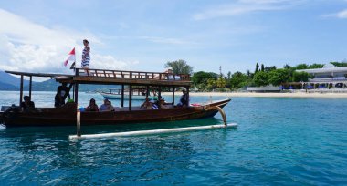 Gili Air, Endonezya - 15 Ocak 2025: 15 Ocak 2025 'te Endonezya' nın Gili Air kentinde bir tekne turunda birlikte şnorkelle yüzmeye giden bir grup insan