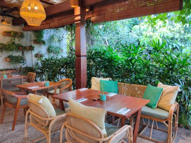 Endonezya 'nın Bali kentindeki orman manzaralı geleneksel Bali tarzı bir açık kafe.