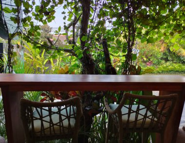 Endonezya 'nın Bali kentindeki orman manzaralı geleneksel Bali tarzı bir açık kafe.