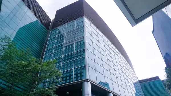 Merkezi Singapur 'da modern iş gökdelenlerinin cam ve gökyüzü manzarası