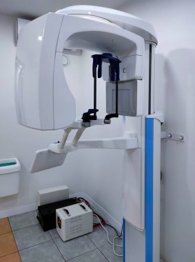 Klinikte diş konisi bilgisayar tomografisi ve koruyucu pelerin
