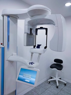 Klinikte diş konisi bilgisayar tomografisi ve koruyucu pelerin