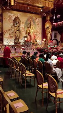 Singapur - 21 Ocak 2024: Çin Mahallesi, Singapur 'da Buda Dişi Kalıntısı Tapınağı' nda dua eden dindar inananlar.