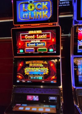 Corfu, Yunanistan - 9 Ağustos 2024: MSC Cruises 'a ait bir yolcu gemisi olan MSC Fantasia' daki kumarhane ve oyun masalarının görüntüsü.