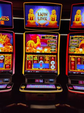 Corfu, Yunanistan - 9 Ağustos 2024: MSC Cruises 'a ait bir yolcu gemisi olan MSC Fantasia' daki kumarhane ve oyun masalarının görüntüsü.