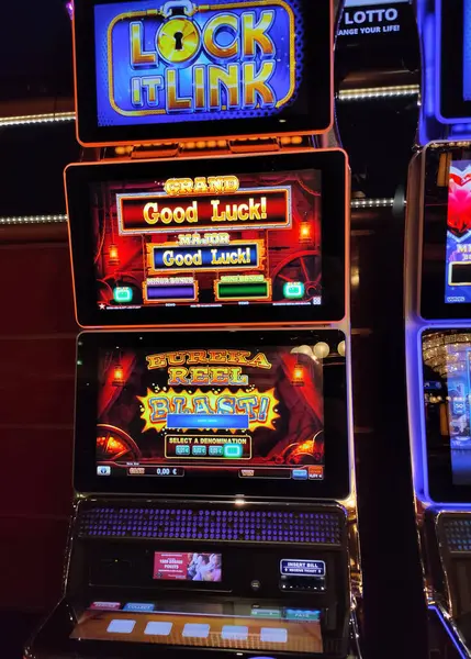 Corfu, Yunanistan - 9 Ağustos 2024: MSC Cruises 'a ait bir yolcu gemisi olan MSC Fantasia' daki kumarhane ve oyun masalarının görüntüsü.