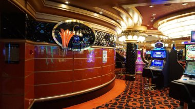Corfu, Yunanistan - 9 Ağustos 2024: MSC Cruises 'a ait bir yolcu gemisi olan MSC Fantasia' daki kumarhane ve oyun masalarının görüntüsü.