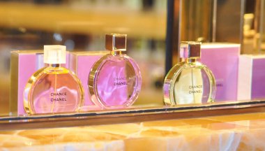 Korfu, Yunanistan - 8 Mayıs 2025: Chanel Chanel Chanel Chanel Chanel 'den parfüm sergisi