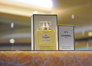 Korfu, Yunanistan - 8 Mayıs 2025: Yolcu gemisi Grandiosa 'da Chanel' in 5 numaralı parfümünün sergilendiği yer