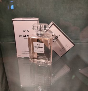 Korfu, Yunanistan - 8 Mayıs 2025: Yolcu gemisi Grandiosa 'da Chanel' in 5 numaralı parfümünün sergilendiği yer