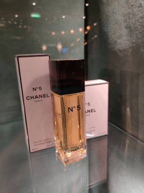 Korfu, Yunanistan - 8 Mayıs 2025: Yolcu gemisi Grandiosa 'da Chanel' in 5 numaralı parfümünün sergilendiği yer