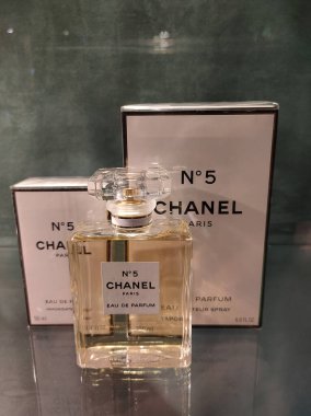 Korfu, Yunanistan - 8 Mayıs 2025: Yolcu gemisi Grandiosa 'da Chanel' in 5 numaralı parfümünün sergilendiği yer