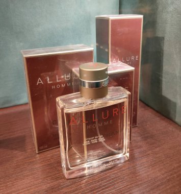 Corfu, Yunanistan - 8 Mayıs 2025: Yolcu gemisi MSC Fantasia 'da Chanel Alure Homme' un mağaza gösterisi