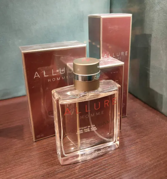 Corfu, Yunanistan - 8 Mayıs 2025: Yolcu gemisi MSC Fantasia 'da Chanel Alure Homme' un mağaza gösterisi