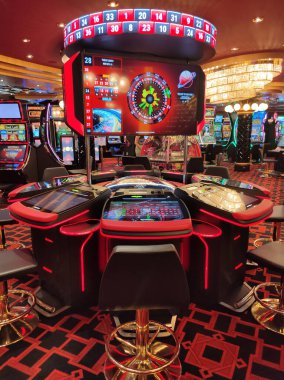 Corfu, Yunanistan - 9 Ağustos 2024: MSC Cruises 'a ait bir yolcu gemisi olan MSC Fantasia' daki kumarhane ve oyun masalarının görüntüsü.