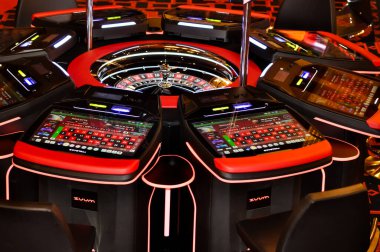 Corfu, Yunanistan - 9 Ağustos 2024: MSC Cruises 'a ait bir yolcu gemisi olan MSC Fantasia' daki kumarhane ve oyun masalarının görüntüsü.