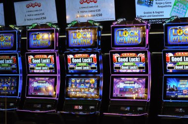 Corfu, Yunanistan - 9 Ağustos 2024: MSC Cruises 'a ait bir yolcu gemisi olan MSC Fantasia' daki kumarhane ve oyun masalarının görüntüsü.