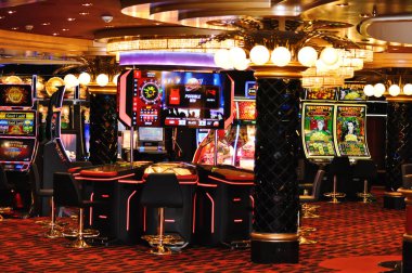 Corfu, Yunanistan - 9 Ağustos 2024: MSC Cruises 'a ait bir yolcu gemisi olan MSC Fantasia' daki kumarhane ve oyun masalarının görüntüsü.