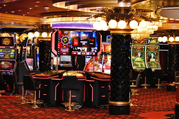 Corfu, Yunanistan - 9 Ağustos 2024: MSC Cruises 'a ait bir yolcu gemisi olan MSC Fantasia' daki kumarhane ve oyun masalarının görüntüsü.