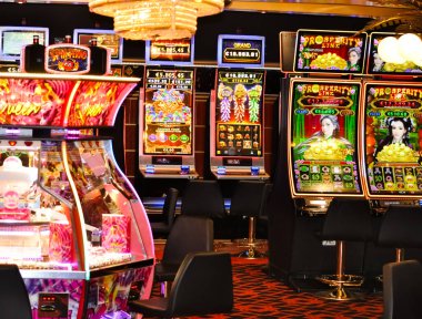 Corfu, Yunanistan - 9 Ağustos 2024: MSC Cruises 'a ait bir yolcu gemisi olan MSC Fantasia' daki kumarhane ve oyun masalarının görüntüsü.