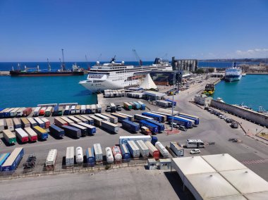 Bari, İtalya - 10 Mayıs 2025: Seyahat ve kargo limanı ve Bari limanına demir atmış bir yolcu gemisi olan Msc Sinfonia 'nın güvertesi.