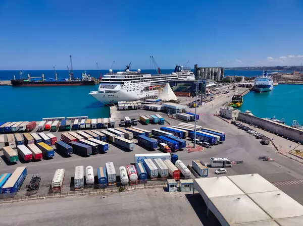 Bari, İtalya - 10 Mayıs 2025: Seyahat ve kargo limanı ve Bari limanına demir atmış bir yolcu gemisi olan Msc Sinfonia 'nın güvertesi.