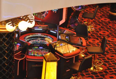 Corfu, Yunanistan - 9 Ağustos 2024: MSC Cruises 'a ait bir yolcu gemisi olan MSC Fantasia' daki kumarhane ve oyun masalarının görüntüsü.