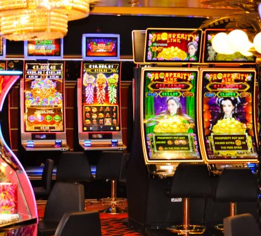 Corfu, Yunanistan - 9 Ağustos 2024: MSC Cruises 'a ait bir yolcu gemisi olan MSC Fantasia' daki kumarhane ve oyun masalarının görüntüsü.