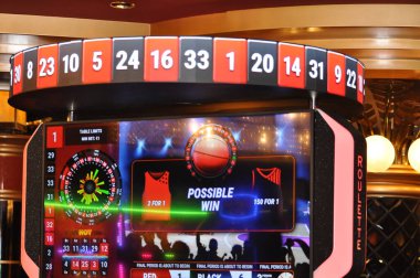 Corfu, Yunanistan - 9 Ağustos 2024: MSC Cruises 'a ait bir yolcu gemisi olan MSC Fantasia' daki kumarhane ve oyun masalarının görüntüsü.