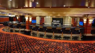 Corfu, Yunanistan - 9 Ağustos 2024: MSC Cruises 'a ait bir yolcu gemisi olan MSC Fantasia' daki kumarhane ve oyun masalarının görüntüsü.