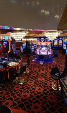 Corfu, Yunanistan - 9 Ağustos 2024: MSC Cruises 'a ait bir yolcu gemisi olan MSC Fantasia' daki kumarhane ve oyun masalarının görüntüsü.