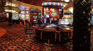 Corfu, Yunanistan - 9 Ağustos 2024: MSC Cruises 'a ait bir yolcu gemisi olan MSC Fantasia' daki kumarhane ve oyun masalarının görüntüsü.