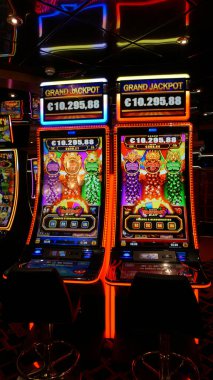 Corfu, Yunanistan - 9 Ağustos 2024: MSC Cruises 'a ait bir yolcu gemisi olan MSC Fantasia' daki kumarhane ve oyun masalarının görüntüsü.