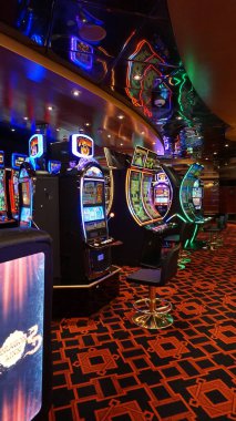 Corfu, Yunanistan - 9 Ağustos 2024: MSC Cruises 'a ait bir yolcu gemisi olan MSC Fantasia' daki kumarhane ve oyun masalarının görüntüsü.