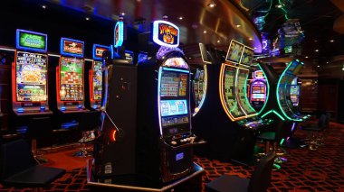 Corfu, Yunanistan - 9 Ağustos 2024: MSC Cruises 'a ait bir yolcu gemisi olan MSC Fantasia' daki kumarhane ve oyun masalarının görüntüsü.