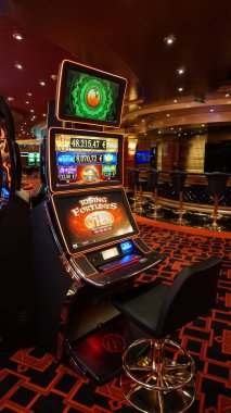 Corfu, Yunanistan - 9 Ağustos 2024: MSC Cruises 'a ait bir yolcu gemisi olan MSC Fantasia' daki kumarhane ve oyun masalarının görüntüsü.