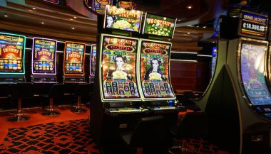 Corfu, Yunanistan - 9 Ağustos 2024: MSC Cruises 'a ait bir yolcu gemisi olan MSC Fantasia' daki kumarhane ve oyun masalarının görüntüsü.