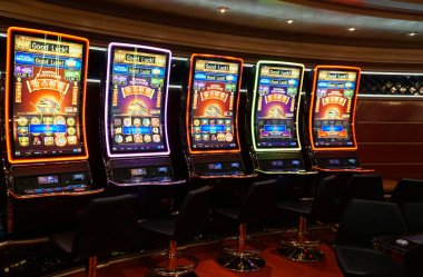 Corfu, Yunanistan - 9 Ağustos 2024: MSC Cruises 'a ait bir yolcu gemisi olan MSC Fantasia' daki kumarhane ve oyun masalarının görüntüsü.