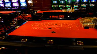 Corfu, Yunanistan - 9 Ağustos 2024: MSC Cruises 'a ait bir yolcu gemisi olan MSC Fantasia' daki kumarhane ve oyun masalarının görüntüsü.