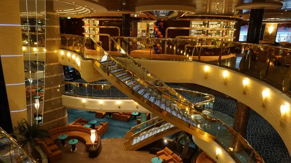 Trieste, İtalya - 9 Mayıs 2025: İtalya 'da inşa edilen büyük yolcu gemisi MSC Fantasia' daki Atrium 'un içi.