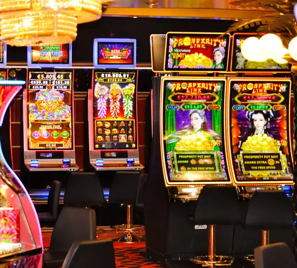 Corfu, Yunanistan - 9 Ağustos 2024: MSC Cruises 'a ait bir yolcu gemisi olan MSC Fantasia' daki kumarhane ve oyun masalarının görüntüsü.