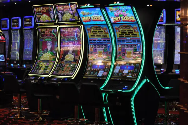 Corfu, Yunanistan - 9 Ağustos 2024: MSC Cruises 'a ait bir yolcu gemisi olan MSC Fantasia' daki kumarhane ve oyun masalarının görüntüsü.