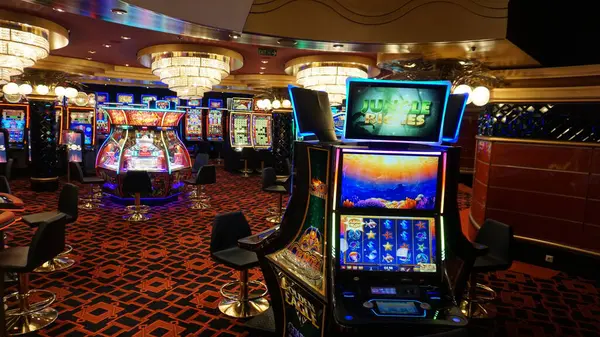 Corfu, Yunanistan - 9 Ağustos 2024: MSC Cruises 'a ait bir yolcu gemisi olan MSC Fantasia' daki kumarhane ve oyun masalarının görüntüsü.