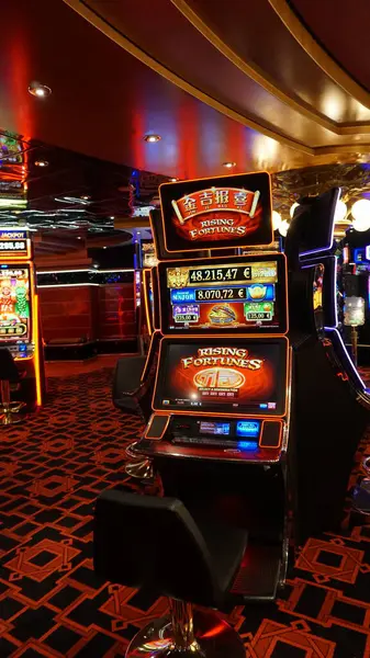 Corfu, Yunanistan - 9 Ağustos 2024: MSC Cruises 'a ait bir yolcu gemisi olan MSC Fantasia' daki kumarhane ve oyun masalarının görüntüsü.